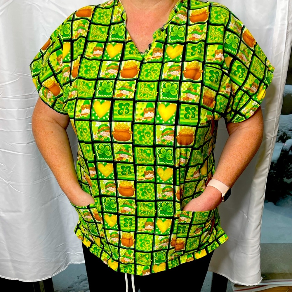 SCRUBS,St Patrick’s Day Scrub Top, Pot of Gold, shamrock Pockets SZ Lg/XL